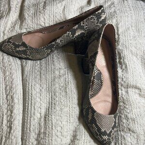 Taryn Rose Black and Cream Snakeskin Heels size 7.5